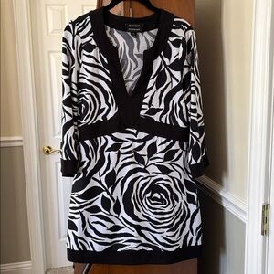 *White House Black Market 3/4 Sleeve Y Neck  Black & White Floral Zebra Tunic